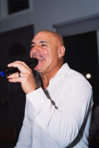 Maayanos singing his heart in night tavern in Santa Monica