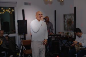 Maayanos singing his heart in night tavern
